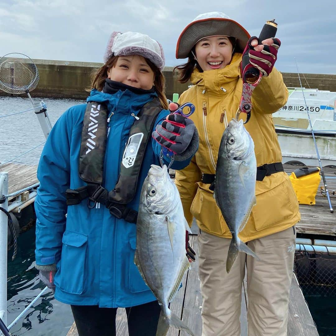 蒼木まやさんのインスタグラム写真 - (蒼木まやInstagram)「【初！海上釣り堀】﻿ ﻿ タイラバで釣れなかったマダイを﻿ 釣っちゃいました！笑﻿ ﻿ 引きにわくわく🎣﻿ やっぱり楽しいな〜！！﻿ ﻿ マネージャーのふるかわさんに﻿ タモ入れしてもらったよ☺️﻿ ﻿ ﻿ 最後にさくらちゃんと﻿ シマアジダブルヒットで嬉しかった！！﻿ ツリバナの取材も兼ねて﻿ みんなでわいわい楽しい1日でした✨﻿ ﻿ ﻿ ﻿ #蒼木まやの釣り日和﻿ #つりバナ﻿ #釣り初心者 ﻿ ﻿ #釣り #アウトドア #ソトアソビ #休日の過ごし方﻿ #自然が好き #コラム #釣り女子 #fishinggirl﻿ #海上釣り堀 #みうら海王 #マダイ #シマアジ」3月9日 21時26分 - maya_aoki_