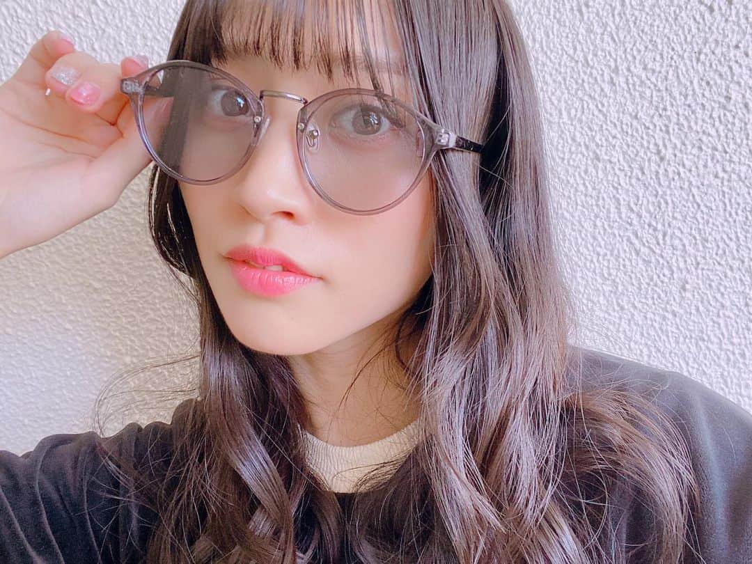 根岸愛のインスタグラム：「🕶😎🕶 おnewのサングラス🕶 @tres.jewelry  レンズも暗過ぎなくて とっても使いやすい🥳💕 #tresjewelry #sunglasses #fashion #サングラス」