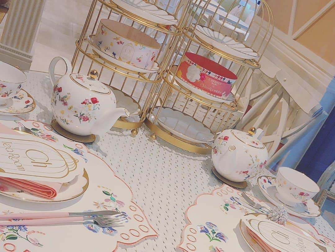 横野すみれさんのインスタグラム写真 - (横野すみれInstagram)「🌸💠💐..Ch Tea Room Cobe..🌷🌻🥀﻿ ﻿ ﻿ ﻿ 見てるだけでも可愛くて﻿ ﻿ 食べると女子力が上がった気がするよ😋笑﻿ ﻿ ﻿ ﻿ この前、まるさん(@satoami_0315 )と久しぶりに﻿ ﻿ 会えました〜✨﻿ ﻿ ﻿ 相変わらず面白くて可愛かった◎笑﻿ ﻿ ネイルも髪色も似合ってます😘﻿ちゅ ﻿ ﻿ #chtearoomkobe #横野すみれ #あみまる #横すーグルメ #神戸カフェ #三ノ宮カフェ #パフェ活 #cafestagram」3月9日 21時37分 - yokono_sumire