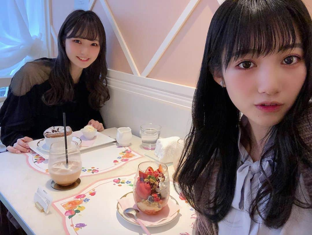 横野すみれさんのインスタグラム写真 - (横野すみれInstagram)「🌸💠💐..Ch Tea Room Cobe..🌷🌻🥀﻿ ﻿ ﻿ ﻿ 見てるだけでも可愛くて﻿ ﻿ 食べると女子力が上がった気がするよ😋笑﻿ ﻿ ﻿ ﻿ この前、まるさん(@satoami_0315 )と久しぶりに﻿ ﻿ 会えました〜✨﻿ ﻿ ﻿ 相変わらず面白くて可愛かった◎笑﻿ ﻿ ネイルも髪色も似合ってます😘﻿ちゅ ﻿ ﻿ #chtearoomkobe #横野すみれ #あみまる #横すーグルメ #神戸カフェ #三ノ宮カフェ #パフェ活 #cafestagram」3月9日 21時37分 - yokono_sumire