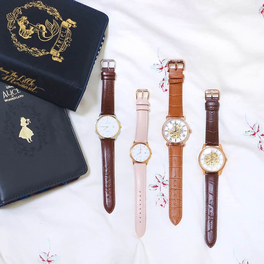 のインスタグラム：「ㅤ ㅤ 推しの時計ブランド @loborjapan の 腕時計を並べてみたっ⌚️🌿 ㅤㅤ ㅤㅤ 新作右から2番目が 今回新しく仲間入りしました🌟 ㅤㅤㅤㅤ 2枚目見て欲しいのだけど デザインがもうほんっとに かわいくてかわいくて(  ᵕ ·̮ ᵕ̩̩ )💓 ㅤ 秒針が進む度にチクタク動くのが素敵で ずっと見てられる👀💕 3枚目に動画載せておくので みんなも眺めてね🥺💭💓() ㅤㅤㅤ ㅤ ベルトの色も可愛いし この春ヘビーユーズの予感だ~っ🕰🌸 ㅤ LOBOR様が10%OFFクーポンコードを ご好意で発行してくださったので ぜひ使ってください【 kalnn0303 】🎟 (使用期限:2021.03.02) ㅤㅤㅤㅤ みんなお揃いしよう~~☺️🙌🏻💓 ㅤ ㅤ ㅤ ㅤ 時計と一緒に写ってるのは アリエルのもアリスのも 宝島社のムック本のマルチポーチ📚💓 ㅤ ポーチの中は4枚目に載せてるのだけど 鏡ついてる方がアリエルで( 便利! ) アリスのは柄がめちゃかわ🥺💗 ㅤㅤㅤㅤ 小物たくさん収納できるし 旅行の時とか役に立ちそう✈️❣️ ㅤ ㅤ そして最後の写真の ミッキーボストンバッグも 宝島社のムック本🐭📚 Mジェラが余裕で入る大容量🧳 ㅤㅤㅤㅤ キャリーオンバッグになるのも ポイント高いな~~🥰💫 ㅤ ㅤ ㅤㅤㅤ 可愛いグッズって ほんとにテンション上がるね!🥳💭💘 ㅤ 高まりすぎて久しぶりに ちょい長文になってしまった ☡✍( ◜௰◝ ) ㅤ ㅤ ㅤ ㅤ ㅤ ㅤ  #lobor #ロバー #腕時計 #時計 #手元倶楽部 #置き画くら部 #アリス #ふしぎの国のアリス #アリエル #リトルマーメイド #ボストンバッグ #ミッキー #ムック本 #ディズニー #宝島社 #thelittlemermaid #aliceinwonderland #mickeymouse」