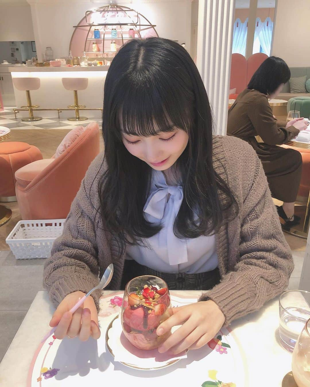 横野すみれさんのインスタグラム写真 - (横野すみれInstagram)「いただきます🥰﻿ ﻿ ﻿ #横野すみれ  #神戸カフェ #三ノ宮カフェ #chtearoom #かわいいお菓子 #パフェ活 #アフタヌーンティー #彼氏目線 #彼女とデートなうに使っていいよ #横すーグルメ #甜点 #神户的咖啡厅 #我的最愛  #好吃」3月9日 21時43分 - yokono_sumire