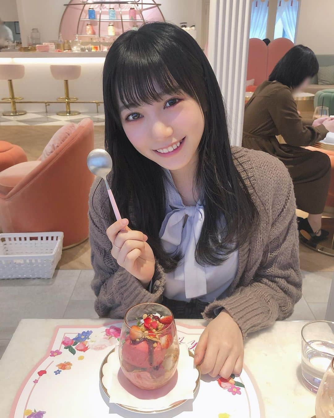 横野すみれさんのインスタグラム写真 - (横野すみれInstagram)「いただきます🥰﻿ ﻿ ﻿ #横野すみれ  #神戸カフェ #三ノ宮カフェ #chtearoom #かわいいお菓子 #パフェ活 #アフタヌーンティー #彼氏目線 #彼女とデートなうに使っていいよ #横すーグルメ #甜点 #神户的咖啡厅 #我的最愛  #好吃」3月9日 21時43分 - yokono_sumire