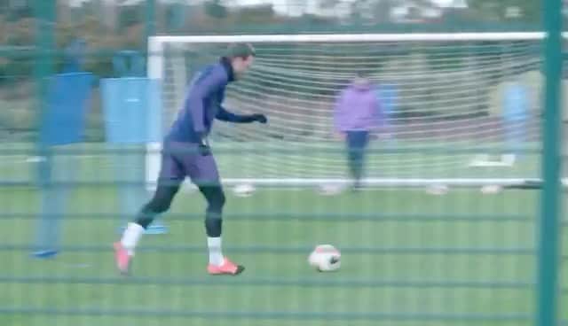ハリー・ケインのインスタグラム：「Love being back on the grass with a ball at my feet 😍💪」