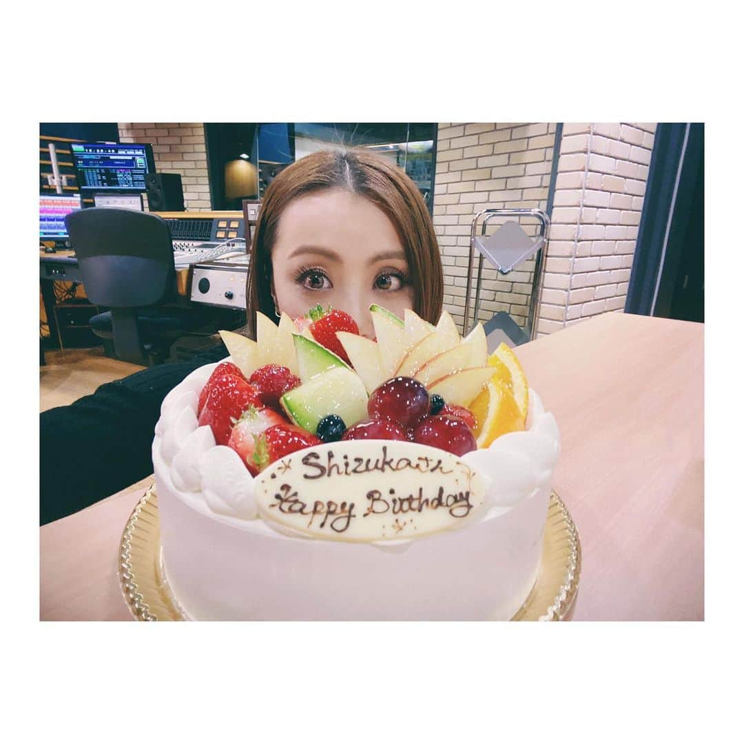 Shizukaさんのインスタグラム写真 - (ShizukaInstagram)「初 誕生日ケーキ🎂 Team Shizukaの皆さんにお祝いしていただきました😃 #DreamShizuka #FMOH #dreamaDream #誕生日ケーキ #サプライズ完全にバレバレ🤣 #ありがとうございます #これからもレギュラーラジオ宜しくお願いします」3月9日 21時44分 - shizuka_dream06