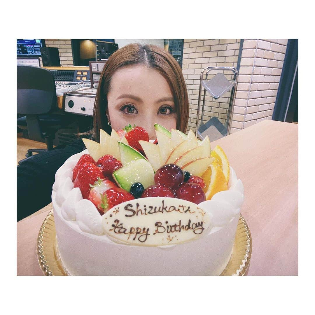 Shizukaさんのインスタグラム写真 - (ShizukaInstagram)「初 誕生日ケーキ🎂 Team Shizukaの皆さんにお祝いしていただきました😃 #DreamShizuka #FMOH #dreamaDream #誕生日ケーキ #サプライズ完全にバレバレ🤣 #ありがとうございます #これからもレギュラーラジオ宜しくお願いします」3月9日 21時44分 - shizuka_dream06