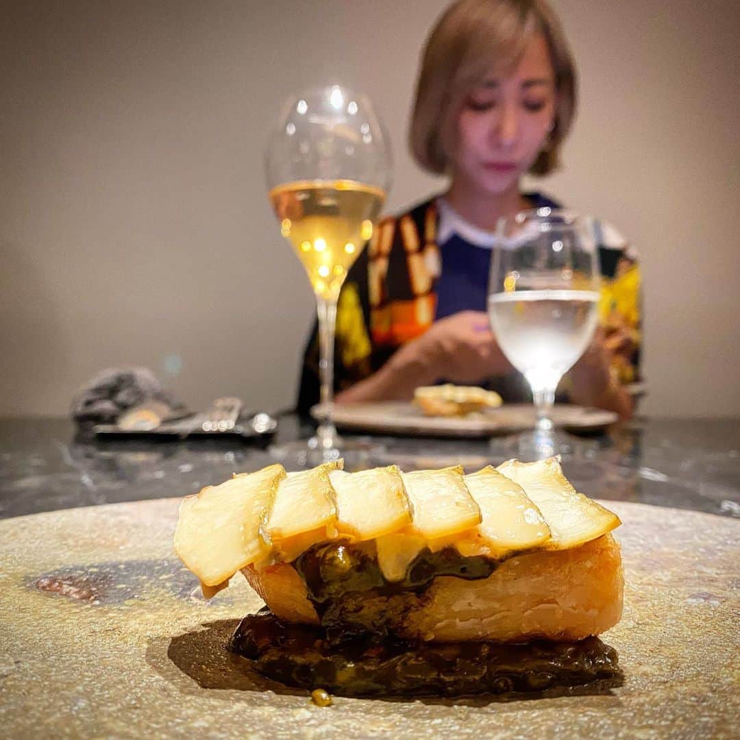 村上隆さんのインスタグラム写真 - (村上隆Instagram)「Since late March last year, I have been on a fasting diet under MADSAKI’s @madsaki coaching and have lost 14 kg between then and now. For about a year, I have tried refraining from attending social meals, persisting on eating one meal a day and drinking loads of apple cider vinegar. But a few days ago, special dinner was held in celebration of my friend Mika Ninagawa's @ninagawamika Netflix @netflix series Followers—for its completion, release, and No. 1 viewing rate in Japan and Hong Kong. The celebration took place at été | Yoyogi Uehara, Tokyo, the restaurant by chef Natsuko Shojij @natsuko.ete ,renowned among foodies as the rare chef-cum-patissier.  Ms. Shoji, purportedly a fan of mine for some time, and I are going to do a collaboration project soon. Due to various interesting connections I have had a chance to observe her work up close, and I must say that the look, the taste, and the presentation of her creative dishes that are born out of her incredible focus are full of spirit—they are art itself! And so, unlike my usual posts, this has become a food report of a sort.  translation: @tabi_the_fat  昨年の3月下旬より、マサキさんのコーチングでファスティングをやって、その時より14キロ痩せました。で、約1年間は、会食など極端に謹んで、アップルサイダーヴィネガーをガブガブ飲んで、1日1食を貫いて来ました。でも、数日前は、特別な日で、友人の蜷川実花さんがNetflixの＂フォロワーズ＂完成放映開始、日本と香港で視聴1位達成お祝いのディナーをしました。 été | Yoyogi Uehara, Tokyo　シェフ兼パティシエールという稀有な存在として世界のフーディーに名を轟かせる、庄司ナツコシェフのレストランでのお祝い！ 庄司さんは随分前から僕のファンという事で、近々、コラボレーションプロジェクトを発表しますが、浅からぬ御縁があって、そのお仕事、近くで拝見していますが、本当に物凄い集中力から繰り出されるクリエイティブな料理の見た目、お味、プレゼンテーションには、芸術！としか言えない、鬼気迫るものがあります。 なので、僕の投稿では珍しく、食レポみたいになってしまいました。」3月9日 21時54分 - takashipom