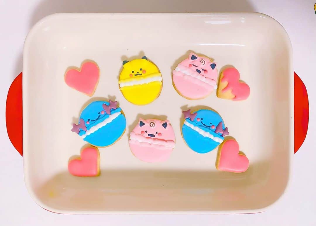 天羽希純のインスタグラム：「ポケモンマカロン風アイシングクッキー作った💓  割れちゃったりまだまだ立体感だすのが苦手だからもっと練習する！  #アイシングクッキー #ポケモン #ピカチュウ #クッキー #クッキング #スイーツ作り」
