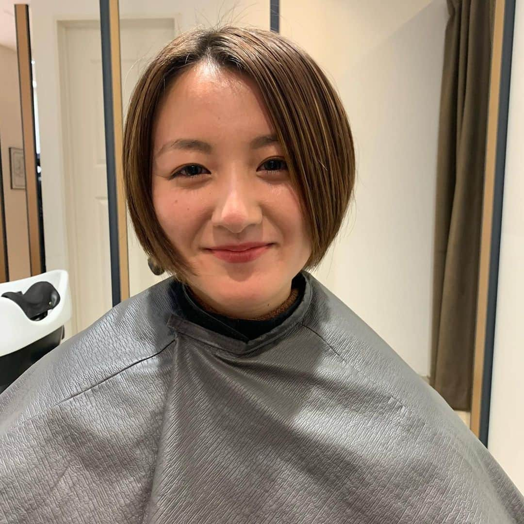 鮫島邦明さんのインスタグラム写真 - (鮫島邦明Instagram)「⭐︎NIAWASEイメージチェンジ⭐︎ ①なりたい女性像、 いつもとちょっと違う感じに^_^ということで いつもは襟足などの締める感じを強調していましたが ちょっとボブテイストにしています  ②顔学の印象 可愛い要素が強いお顔立ちですが 鼻筋がシャープなのが印象的 クールも似合うタイプ  ③前髪 今回前髪からのイメージはそこまで変えていませんがクールイメージ  ④フォルム ボブ寄せて行っているので丸みの位置が少し下がったのでいつもより落ち着きのある可愛さアップ⤴️ ⑤カラー カラーも少し落ちつかしましたが ヘアスタイルが重くなるので8レベルフォギーベージュで、シアーな透け感と艶感を^_^  という感じで少し丸みボブに寄せて行ってます。このまま切りっぱなしになって行くのかどうかは次回のオーダー次第ですが ちょっとフォルムを変えて行ってます^_^  avanceでは お客様の顔学を診断しなりたいイメージがあればそれをよりお客様にフィットさせ なりたいイメージが無ければ、ファッションや内面などを読み取り新たなスタイルを提案して新しいをご提案するNIAWASEカットであなただけのスタイルをお作りします^_^  気になる方は是非一度ご来店下さい。プロフィール欄のURLからご予約頂けます  #NIAWASE#美髪#ハイライト #イルミナカラー #梅田美容室 #梅田美容院 #ヘア#エドルカラー#髪型 #ヘアセット #オージュア #キラ水 #似合わせカット #ホリスティックカラー #ヘアアレンジ #アレンジ #就活 #美容学生 #美容専門学校#gu #snidel #梅田美容師 #アディクシーカラー #サロンモデル #サロモ #ヘアカタ #ショートヘア --------------------------------------. 梅田と東京出店を計画中 スタッフ募集中メッセージくださいね★ AVANCE.CROSStuin梅田茶屋町 TEL06-6377-7211 AVANCE.CROSSmel c西梅田 TEL06-6348-2050 gif.hair TEL06-6377-7277 AVANCE.京橋 TEL06-6356-1555」3月9日 22時06分 - kuniakisamejima08