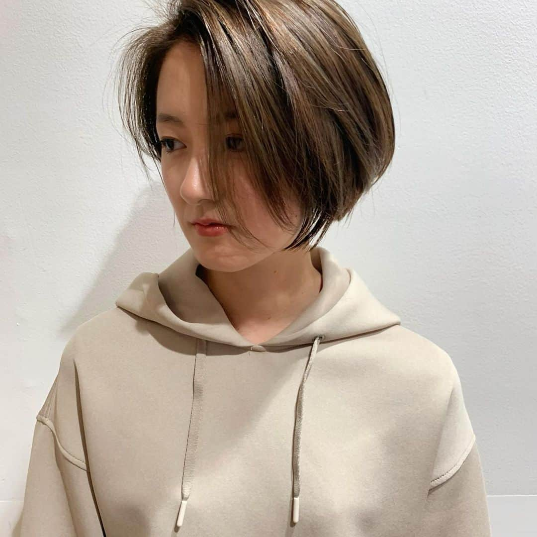 鮫島邦明さんのインスタグラム写真 - (鮫島邦明Instagram)「⭐︎NIAWASEイメージチェンジ⭐︎ ①なりたい女性像、 いつもとちょっと違う感じに^_^ということで いつもは襟足などの締める感じを強調していましたが ちょっとボブテイストにしています  ②顔学の印象 可愛い要素が強いお顔立ちですが 鼻筋がシャープなのが印象的 クールも似合うタイプ  ③前髪 今回前髪からのイメージはそこまで変えていませんがクールイメージ  ④フォルム ボブ寄せて行っているので丸みの位置が少し下がったのでいつもより落ち着きのある可愛さアップ⤴️ ⑤カラー カラーも少し落ちつかしましたが ヘアスタイルが重くなるので8レベルフォギーベージュで、シアーな透け感と艶感を^_^  という感じで少し丸みボブに寄せて行ってます。このまま切りっぱなしになって行くのかどうかは次回のオーダー次第ですが ちょっとフォルムを変えて行ってます^_^  avanceでは お客様の顔学を診断しなりたいイメージがあればそれをよりお客様にフィットさせ なりたいイメージが無ければ、ファッションや内面などを読み取り新たなスタイルを提案して新しいをご提案するNIAWASEカットであなただけのスタイルをお作りします^_^  気になる方は是非一度ご来店下さい。プロフィール欄のURLからご予約頂けます  #NIAWASE#美髪#ハイライト #イルミナカラー #梅田美容室 #梅田美容院 #ヘア#エドルカラー#髪型 #ヘアセット #オージュア #キラ水 #似合わせカット #ホリスティックカラー #ヘアアレンジ #アレンジ #就活 #美容学生 #美容専門学校#gu #snidel #梅田美容師 #アディクシーカラー #サロンモデル #サロモ #ヘアカタ #ショートヘア --------------------------------------. 梅田と東京出店を計画中 スタッフ募集中メッセージくださいね★ AVANCE.CROSStuin梅田茶屋町 TEL06-6377-7211 AVANCE.CROSSmel c西梅田 TEL06-6348-2050 gif.hair TEL06-6377-7277 AVANCE.京橋 TEL06-6356-1555」3月9日 22時06分 - kuniakisamejima08