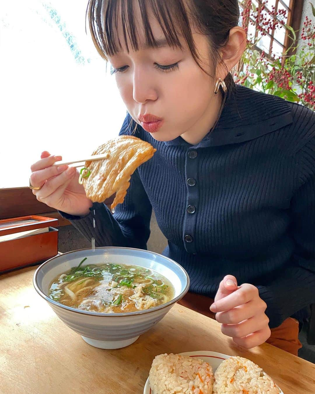 佐藤栞里さんのインスタグラム写真 - (佐藤栞里Instagram)「. MOREで連載している "ちょっと行ってみ！？"が5年目を迎えまして 今月号からリニューアルしました✨ "子どもも大人も関係ない！ 休日は好きなこと思いっきりしよう！" をテーマにお送りしてきたのですが その気持ちは変わらず、、今後は "ちょっと早起きして好きなもの食べよう！" をテーマにお届けいたします🕊  その名も、、 "ちょっと食べてみ！？" 行きたかった場所 食べたかったもの 会いたかった人、、 もうすでに楽しくて美味しくて愛おしくて 仕方のない連載となっております☺️ 記念すべき第1回目は福岡🍜 大好物いっっっぱいの場所！ 最高の腹はちきれ旅になりました🤤 行ってみようかな、、？と思ってもらえるような、 もしくは一緒に食べた気持ちになってもらえるような！笑 そんな、わくわくぐぅぐぅするページにできるよう 私自身も毎月楽しみながら、、ちょっと食べてきます🐶 #MORE4月号 #ちょっと食べてみ！？」3月9日 22時11分 - satoshiori727