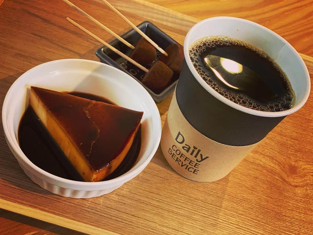 外賀幸一さんのインスタグラム写真 - (外賀幸一Instagram)「＂𝐏𝐔𝐃𝐃𝐈𝐍𝐆＂  先日食べた プリンがほろ苦で弾力も程よく オトナの味がして コーヒーとの相性バッチリで 最高に美味しかったのです♬  また食べたい♡  #dailycoffeeservice  #仙台カフェ #cafe  #プリン #pudding  #スイーツ #sweets  #コーヒー #coffee」3月9日 22時30分 - 51geka51