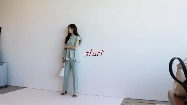 平木愛美のインスタグラム：「撮影中の、シュールな裏側もYouTubeではちらり。笑🥺🕊🤍 とにもかくにもこのセットアップ、めちゃめちゃ可愛かったです💚  #instagood」