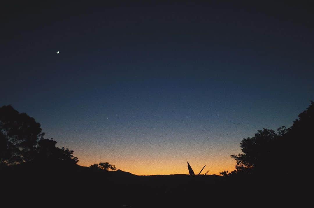 小林ようのインスタグラム：「😴 . #🌙 #goodnight #scenery #landscape #magichour #日没 #小林寫眞室」