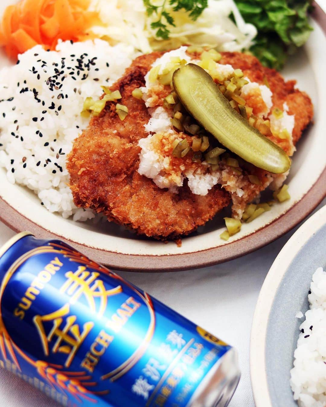 utoshさんのインスタグラム写真 - (utoshInstagram)「TONKATSU. おろし大根とピクルスのせトンカツワンプレートで金麦。﻿ おろし大根とピクルスを混ぜるというちょっとした冒険。おろしトンカツがこれだけでも全然違う味になり、グッと金麦に合う様になります。﻿ 刻んだピクルス入れるだけでいいんですが、ちょっとピクルス感を出したくて　さらに上に乗せています。﻿ ぜひお試しあれ。﻿ ﻿ それと、先日、金麦の工場見学に行かせて頂いたんですが、これがとても面白かったです。﻿ ﻿ いつもの金麦がさらにおいしくなるような体験でした。こういうのって行ってみると色々な事がしれてとても楽しいですね。﻿ ﻿ 普段知れない、素材のこだわり、製法のこだわりを知れました。﻿ とくにびっくりした（面白いなと思った）のは、春夏秋冬で味わいを少しずつ変化させている事。﻿ 金麦という大きなくくりの中で、ちょっとずつ、変えて飽きさせない様にシーズンごとに変化をつけている。という事で、ずっと同じじゃないんだという驚き。﻿ ﻿ こういう事が大事なんだなと思えました。﻿ ためになった気がします。﻿ ﻿ ﻿ 工場見学を経て、ますますおいしく飲めるような気がする金麦。﻿ ぜひ飲んでみてください。﻿ ﻿ 金麦アンバサダーとして活動しています。﻿ #金麦のある食卓 #藍のある食卓﻿ ﻿ #トンカツ #とんかつ #tonkatsu #ワンプレート﻿ #ellegourmet#lunch#brunch#breakfast#foodporn#instagramjapan#vsco#IGersJP#onthetable#ランチ#おうちカフェ#うちごはん#暮らし#フーディーテーブル﻿ #cooking#homemade#おうちごはん#朝ごはん#japanesebreakfast#f52grams」3月9日 22時28分 - utosh