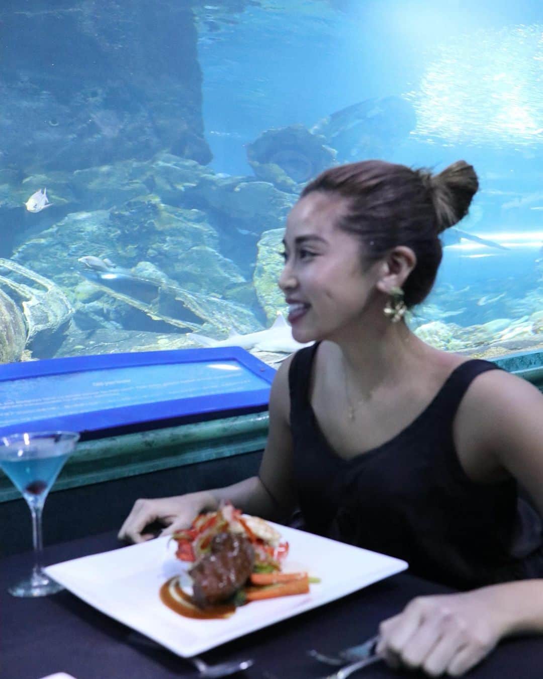 迫田里奈（りなぽよ）さんのインスタグラム写真 - (迫田里奈（りなぽよ）Instagram)「最終日の夜のディナー🍽💕 .  Under Water World & Sea Grill .  に行きました！！ . . 水族館の中のレストラン🐠 海の中にいるみたいで 雰囲気がとても良くて 素敵な空間でした🥺✨✨ . . 何よりコース料理が とっても美味しかったよ！！ ステーキとロブスター🦞❤️ 大好きな組み合わせ！ 最後のデザートまで 最高でした😭🙏✨ . . グアム来たら また行きたい場所❤️！ .  最終日に行って 大満足なレストラン😊💕 . . 🐠🐠 #UnderWaterWorld&SeaGrill #seagrillguam #seagrill #underwaterworld #guam#plesureislandguam  #アンダーウォーターワールド  #シーグリル﻿#プレジャーアイランド  #シーグリルレストラン﻿#グアム」3月9日 22時29分 - rinapoyo.1129