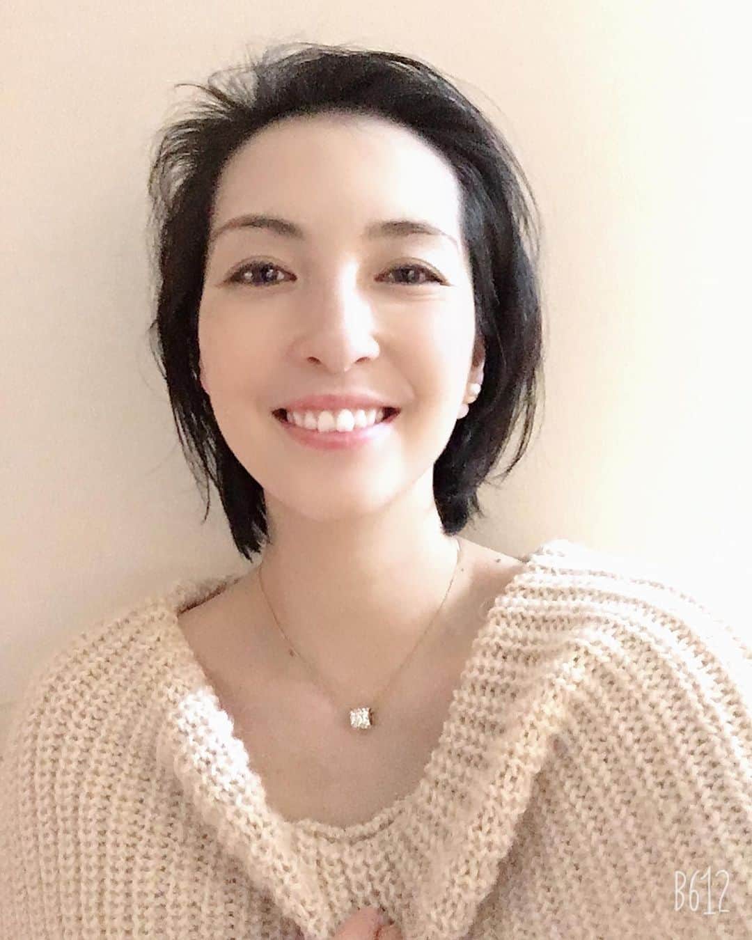 蒲生麻由さんのインスタグラム写真 - (蒲生麻由Instagram)「産後の抜け毛のお陰で、﻿ 顔周りの産毛達がどうにもならない💦﻿ もう、思い切ってオールバックに﻿ してしまえ〜😂 ﻿ ﻿ #産後のぬけげ #生え際がライオンみたい﻿ #開き直って #オールバック ﻿ #毎日わちゃわちゃだけど ﻿ #プライスレスな時間 ﻿ #育児奮闘中 #mamalife ﻿ #男の子ママ #2児の母」3月9日 22時48分 - mayugamo_lamana