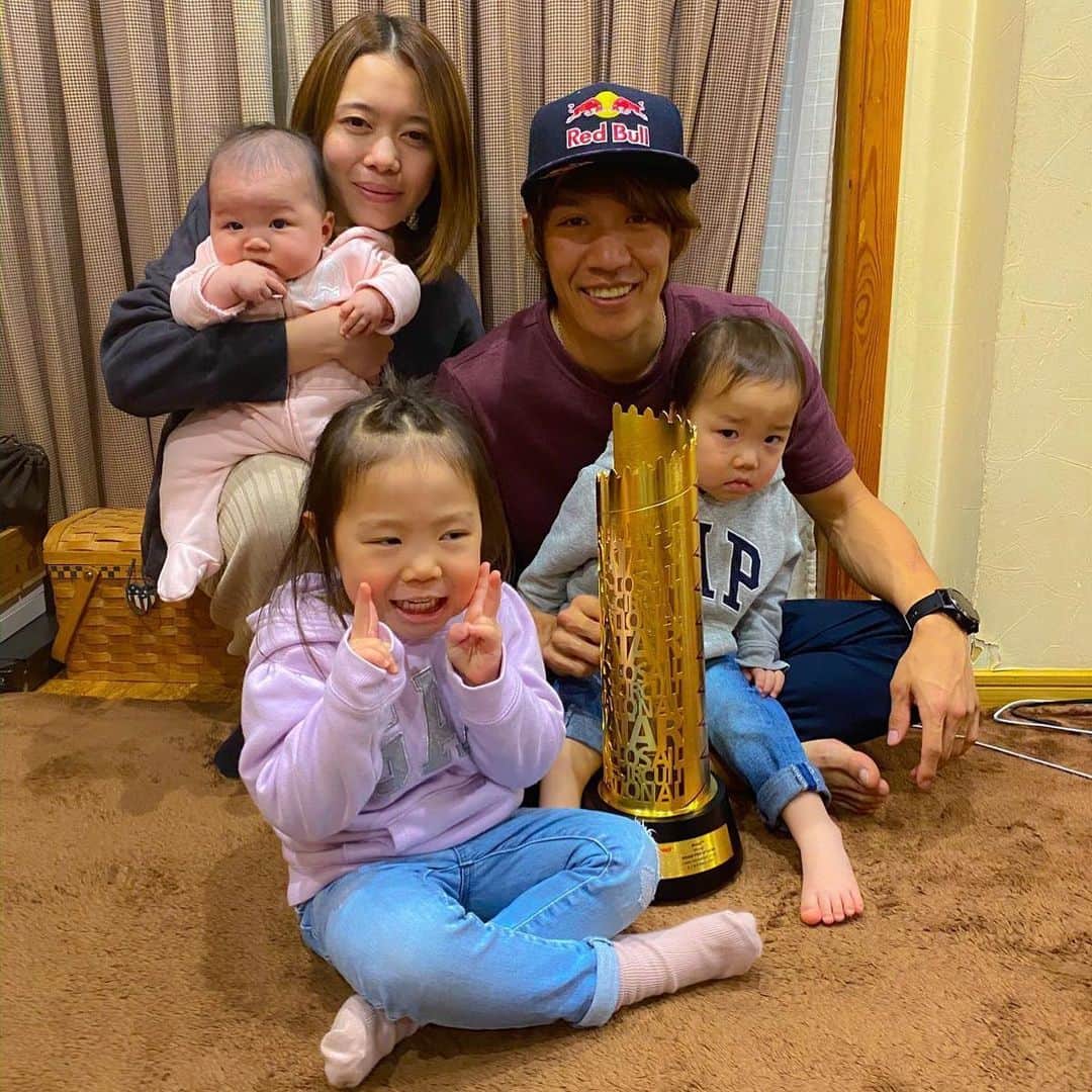 MotoGPさんのインスタグラム写真 - (MotoGPInstagram)「‪Family first 🥰‬ There's nothing quite like some quality time with your loved ones to celebrate a triumph! 🏆‬ #QatarGP 🇶🇦‬ #TN45 #Moto2 #MotoGP #Motorcycle #Racing #Motorsport」3月9日 22時40分 - motogp