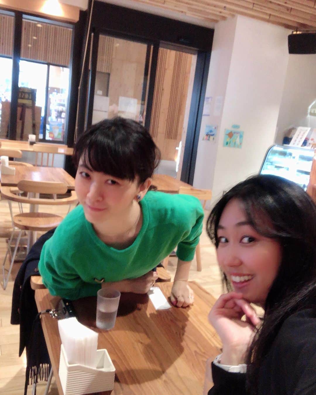 のインスタグラム：「何故かゴリラ🦍ポーズになる　 役者みっちゃん www  今日はあちきの誘いにのってくれてあんがと❤️ ゴリラからのコアラ🐨フェイス。  コアラ？であっているのか、みっちゃん。  How come u posed like a gorilla ? sooooo funny😂😂 #女優のある一日 #話が尽きない  #ゴリラ #ゴリラポーズ  #gorilla  #pose  #actress #lunch」