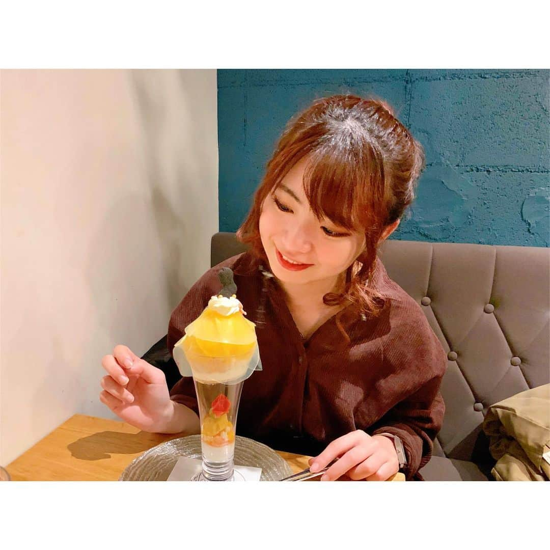 馬嘉伶さんのインスタグラム写真 - (馬嘉伶Instagram)「🍵 #渋谷カフェ #カフェ巡り #夜パフェ #パフェ #🍊#🍫#🌹 . ガラスの器の真ん中にバラが入ったパフェ😳 異彩を放つ、素敵な創作ですよね 旬のものを使って作った 食べ応えのあるパフェでした メニューも手書きで可愛かったです🖌💕 . (どうやったら🌹を強調出来るのかを 頭を悩ませてやっとで一枚目の写真を撮りました📸😂)」3月9日 22時46分 - macyacyarin