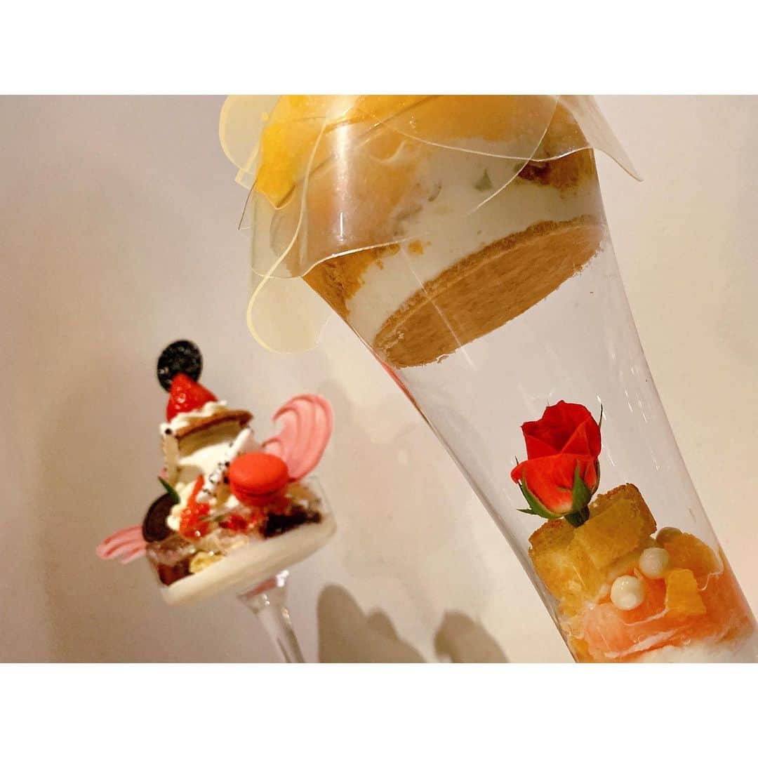 馬嘉伶さんのインスタグラム写真 - (馬嘉伶Instagram)「🍵 #渋谷カフェ #カフェ巡り #夜パフェ #パフェ #🍊#🍫#🌹 . ガラスの器の真ん中にバラが入ったパフェ😳 異彩を放つ、素敵な創作ですよね 旬のものを使って作った 食べ応えのあるパフェでした メニューも手書きで可愛かったです🖌💕 . (どうやったら🌹を強調出来るのかを 頭を悩ませてやっとで一枚目の写真を撮りました📸😂)」3月9日 22時46分 - macyacyarin