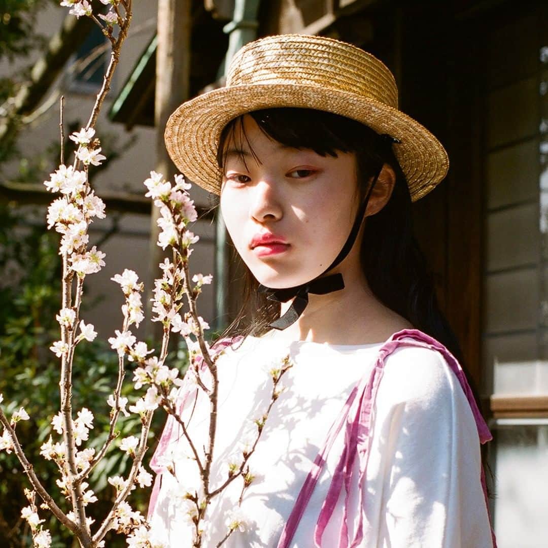 のインスタグラム：「. 【キナリノマガジン】 -no.124- さくらいろ――春色を纏うファッション写真集 . …………………………………………… アプリ限定コンテンツ 「読む」のではなく「見る」連載【キナリノマガジン】 ■家事やお仕事の休憩中に ■おうちでコーヒーを楽しみながら 雑誌を見るように素敵情報をぜひご覧ください。 →ダウンロードはプロフィールリンクから(@kinarino_official) …………………………………………… . 写真家・横浪修が撮りおろす“さくらいろ”を纏うファッション写真集 . 可憐で儚い“さくらいろ”をテーマに、写真家・横浪 修が撮りおろした、ちょっぴりユーモアで、シュールな記録。春を感じるファッション写真集をお届けします。 . photo：@osamuyokonami styling：@saori__kitagawa hair&make：@cakedaisuke model：@marina.1126 . #キナリノマガジン #ファッション #春 #さくらいろ #写真集 #写真家 #横浪修 #春コーデ #春ファッション #osamuyokonami #fashion #ootd #photo #photography #丁寧な暮らし #暮らし #キナリノ」