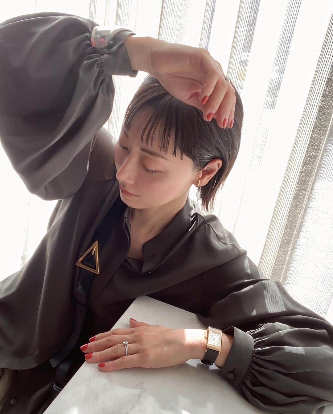 大塚良子のインスタグラム：「. Volume sleeve silk blouse﻿ @therow  カーキのトップスにはオレンジブラウンや マットなベージュカラーのリップが好き。 今日は @hourglasscosmetics ﻿ The First Timeをリップライン兼色補正に @onlyminerals のグロス08ガーネットをのせて。 あんまりバッチリメイクしてると街に浮いちゃうので NYではベースもアイメイクもごくナチュラル﻿ リップカラーで変化させる位がデイリーには丁度良い。 でもこの感じで東京歩くと、ヤバイわたし顔薄過ぎるってなる、。街に合ったメイク大事よね #nyc #fashion #therow #ニューヨーク生活」