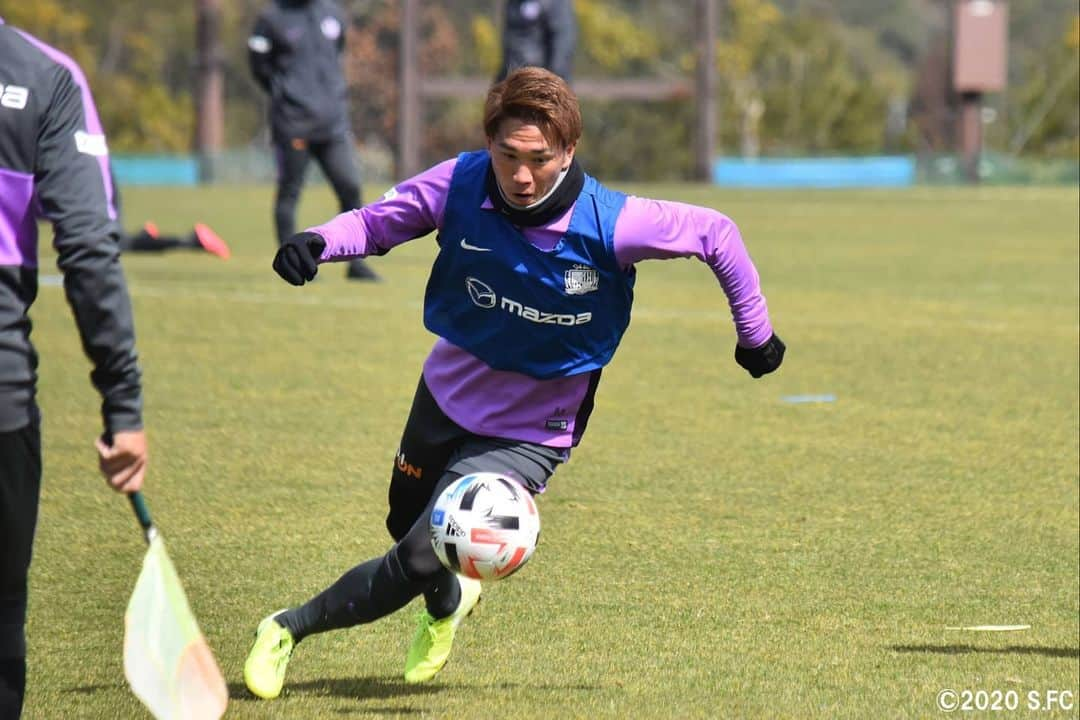 サンフレッチェ広島さんのインスタグラム写真 - (サンフレッチェ広島Instagram)「チーム全員で本日もトレーニング⚽⚽🏃 本日22歳の誕生日を迎えたエゼキエウ選手はカメラを向けるとポーズを取ってくれました😊🎁🎂🎉 #エゼキエウ 選手 #佐々木翔 選手 #柏好文 選手 #清水航平 選手 #野津田岳人 選手 #ドウグラス・ヴィエイラ 選手 #鮎川峻 選手 #土肥航大 選手 #浅野雄也 選手 #サンフレッチェ #sanfrecce  #積攻 #広報カメラ」3月9日 14時15分 - sanfrecce.official