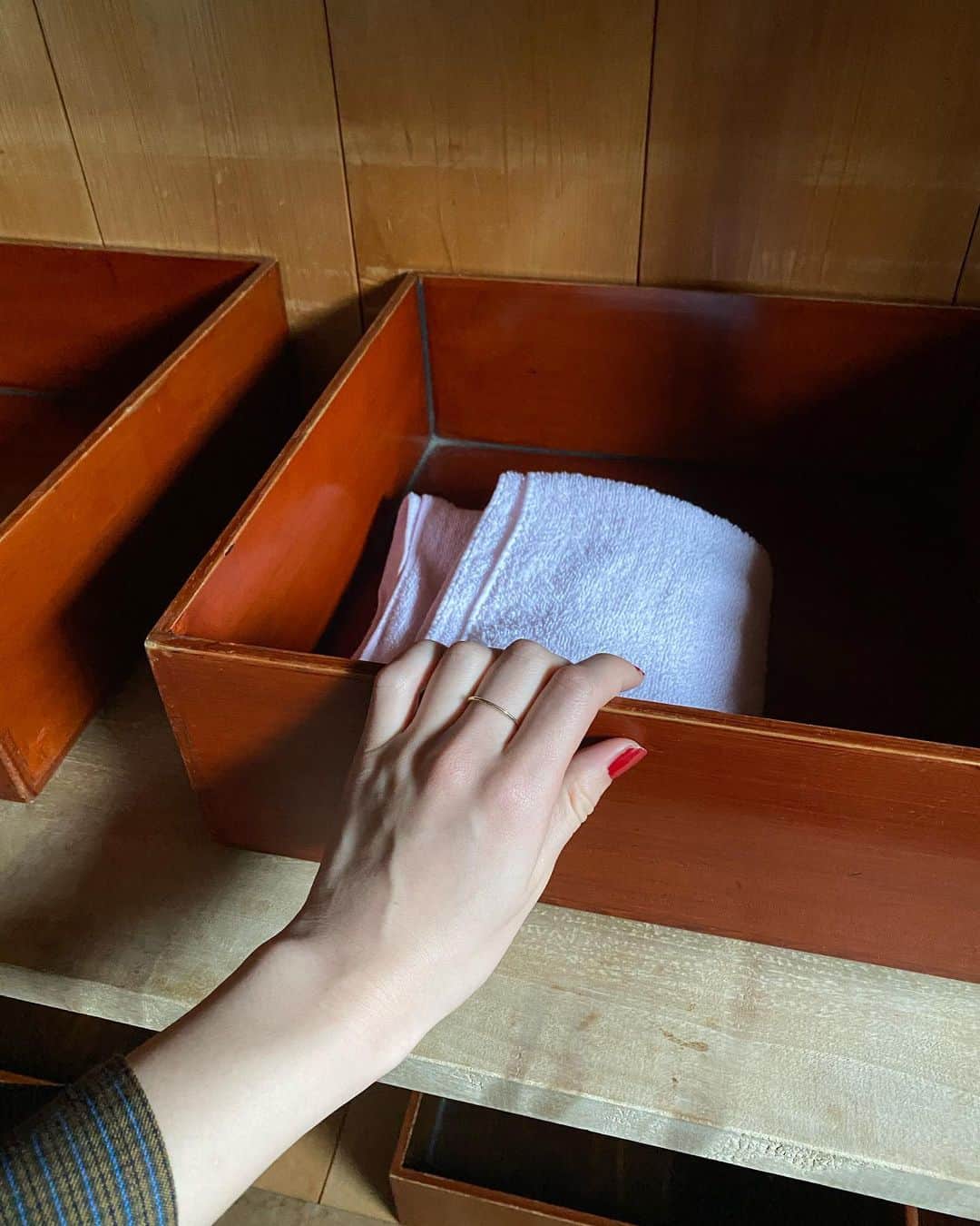 コムアイさんのインスタグラム写真 - (コムアイInstagram)「Japanese Laquer “Urushi”⛩ 触るとしとっと手の水分を吸う、漆。ツヤでもマットでもない質感。漆が硬化するには、塗師風呂(ぬしぶろ)と呼ばれる風呂のように高温多湿の場所が必要です。繊維が入ってしまうと困るので、昔の職人さんはほぼ裸に濡れた鉢巻をして作業をしていたみたい。湿った場所のほうが硬化するってどういう仕組みなんだろう。。乾くっていうより、もっと化学反応みたいなかんじかな。発酵の菌が生きているのにも感覚が近い気がする。漆も木から採れて、地になっている木や布や紙も植物から作られるので、すべてがまだ死んでいない、呼吸をしているような、不思議な存在です。安価にできるのでウレタンなどを入れる方法が普及しているそうですが、木の呼吸を止めてしまい、割れやすくなることもあるんだそうです。彼らはわたしの知らない方法で器のなかで手を繋いでいるような。 ありがとう！@koheikirimoto」3月9日 14時28分 - kom_i_jp