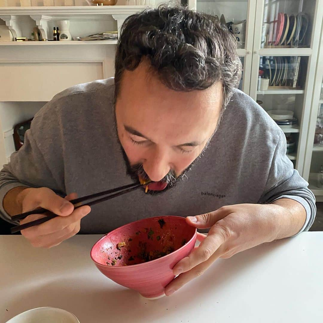 Symmetry Breakfastさんのインスタグラム写真 - (Symmetry BreakfastInstagram)「👋🏼 We are back in Shanghai, after 7 weeks away it has taken us a few days to settle back in. Thank you to everyone for your kind words of concern, we are safe, we feel safe in our home, the city is quiet but things are returning to some semblance of normality. I cannot start to imagine what it must be like in Wuhan. I’ve always believed that cooking food from another culture or country brings us closer to understanding it. Today’s breakfast, is a dish that Wuhan is famous for, 武汉热干面 Hot Dry Noodles, hot because of the chilli, dry because of the lack of soup. It’s insanely delicious, it’s cheap to make, my version is vegan but typically you use a meat juices or master stock. A step by step is in the Stories today, highlights tomorrow. #symmetrybreakfast #武汉热干面 #wuhan Every shop in Wuhan will have their own way of making this, their own noodles, ratios of sauce and seasoning. Don’t be afraid to customise with your own pickles, radish, maybe even kimchi if you can’t find the Chinese variety. I think the people of Wuhan would be very happy for you to try it and give just a second thought to them.」3月9日 14時40分 - symmetrybreakfast