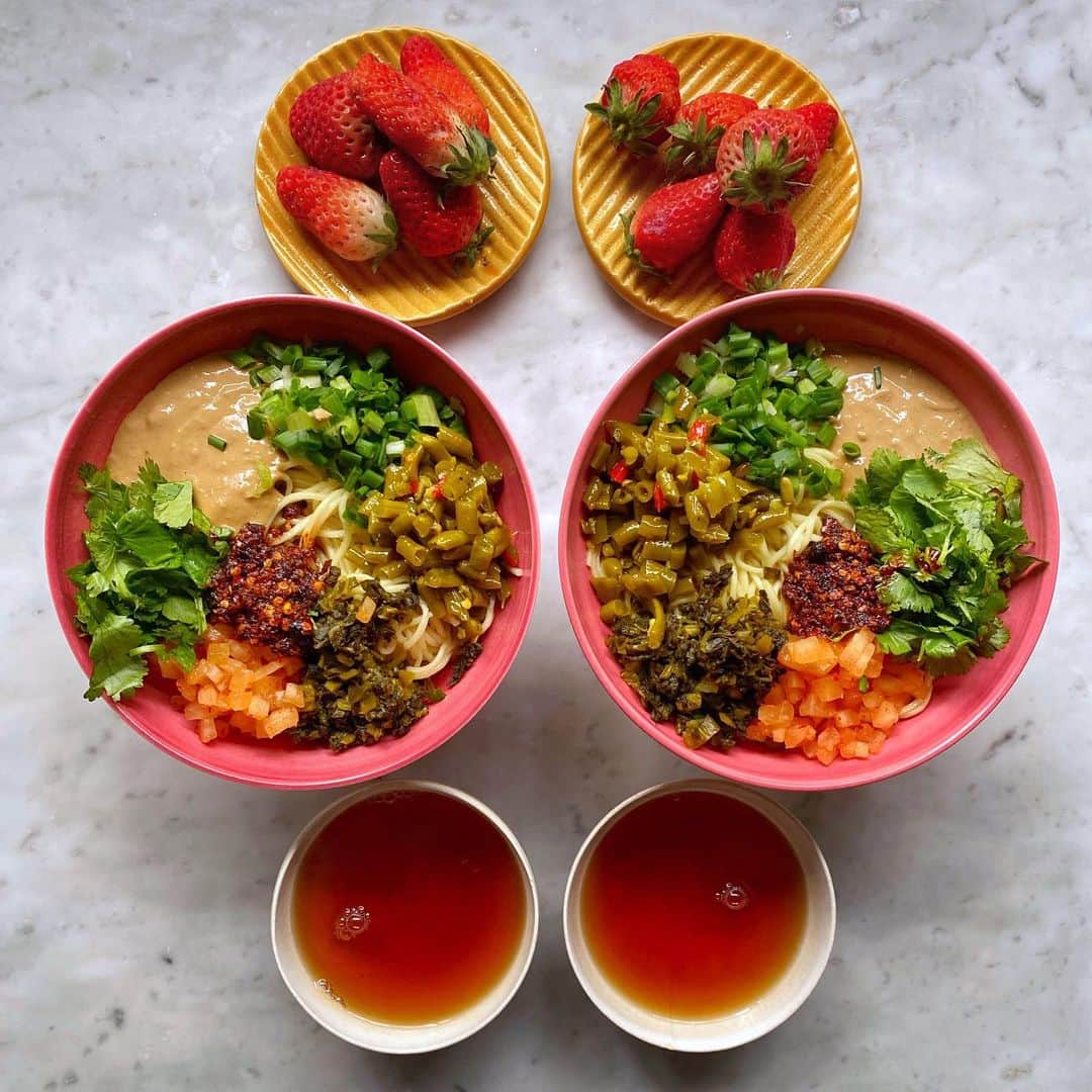 Symmetry Breakfastのインスタグラム：「👋🏼 We are back in Shanghai, after 7 weeks away it has taken us a few days to settle back in. Thank you to everyone for your kind words of concern, we are safe, we feel safe in our home, the city is quiet but things are returning to some semblance of normality. I cannot start to imagine what it must be like in Wuhan. I’ve always believed that cooking food from another culture or country brings us closer to understanding it. Today’s breakfast, is a dish that Wuhan is famous for, 武汉热干面 Hot Dry Noodles, hot because of the chilli, dry because of the lack of soup. It’s insanely delicious, it’s cheap to make, my version is vegan but typically you use a meat juices or master stock. A step by step is in the Stories today, highlights tomorrow. #symmetrybreakfast #武汉热干面 #wuhan Every shop in Wuhan will have their own way of making this, their own noodles, ratios of sauce and seasoning. Don’t be afraid to customise with your own pickles, radish, maybe even kimchi if you can’t find the Chinese variety. I think the people of Wuhan would be very happy for you to try it and give just a second thought to them.」