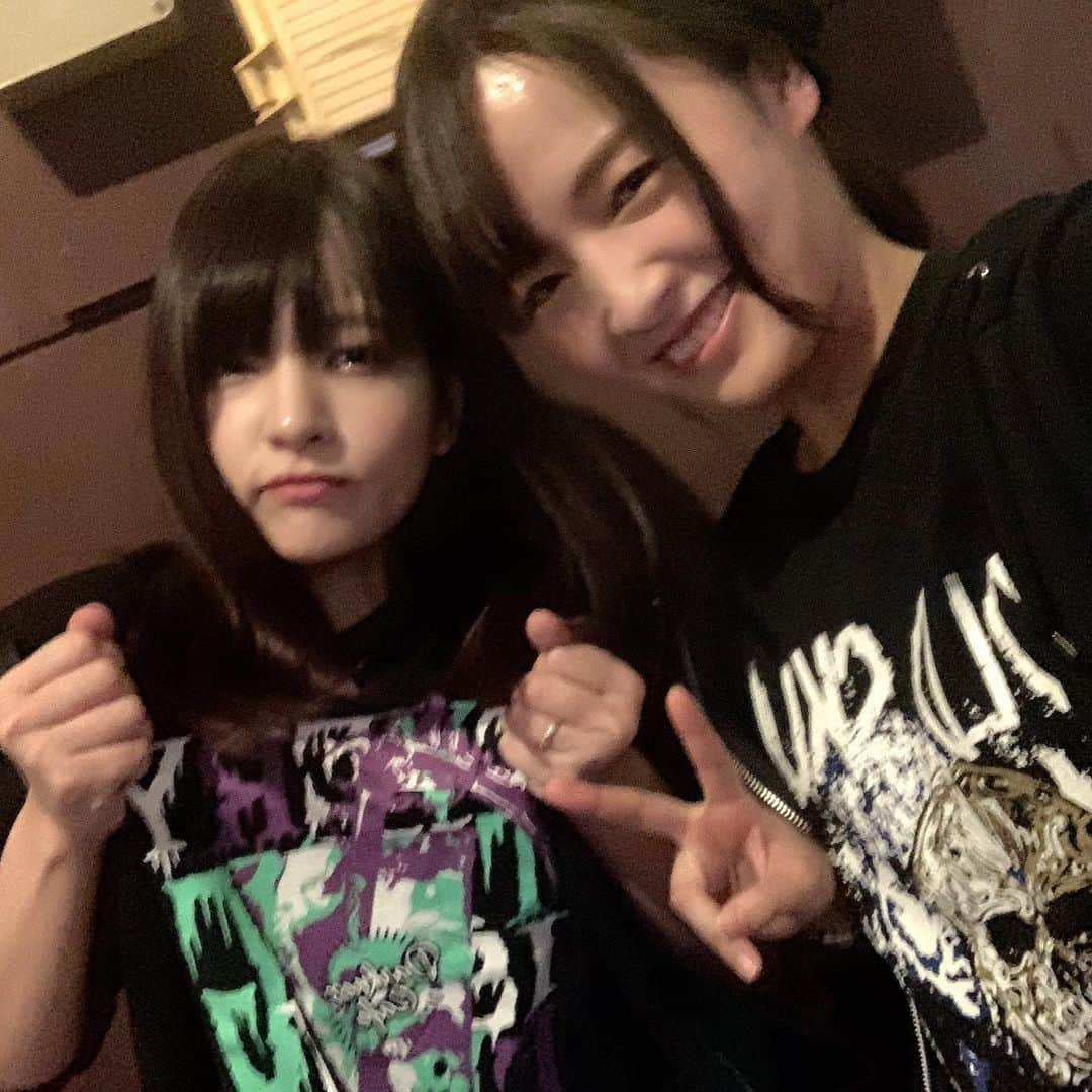 向井藍さんのインスタグラム写真 - (向井藍Instagram)「あべちゃんと飲んだくれた日🥰 * * プロレスコーデで合わせました´ᴗ` あべちゃんはEVIL選手、私はSANADA選手💪🏻 2人とも誰着て行くか決めてなかったけど丁度タッグだった笑  #あべみかこ #向井藍 #プロレス #プロレスコーデ #evil #sanada #遅くまで付き合ってくれてありがとう」3月9日 14時52分 - muuchan1024