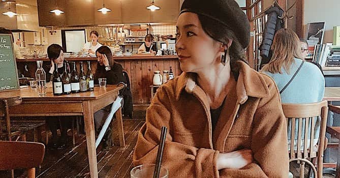 のインスタグラム：「The food was delicious and the shop was stylish and cute.  𝕐𝕦𝕜𝕒𝕣𝕚𝕟とbrunch🍽 エッグベネディクトがとっても美味しかった🤤  パンとの相性も𝕘𝕠𝕠𝕕🥐  ソーセージも美味しかったょ🍽  店内もお洒落でかわぃぃし、テラスも𝚐𝚘𝚘𝚍☺︎︎ 暖かくなったら テラスでランチしたいﾅ☕︎︎ #bricolagebreadandco #brunch #withfriends #stylishcafe #yummy #yum #cafe #holiday #sundayafternoon #happyholidays」