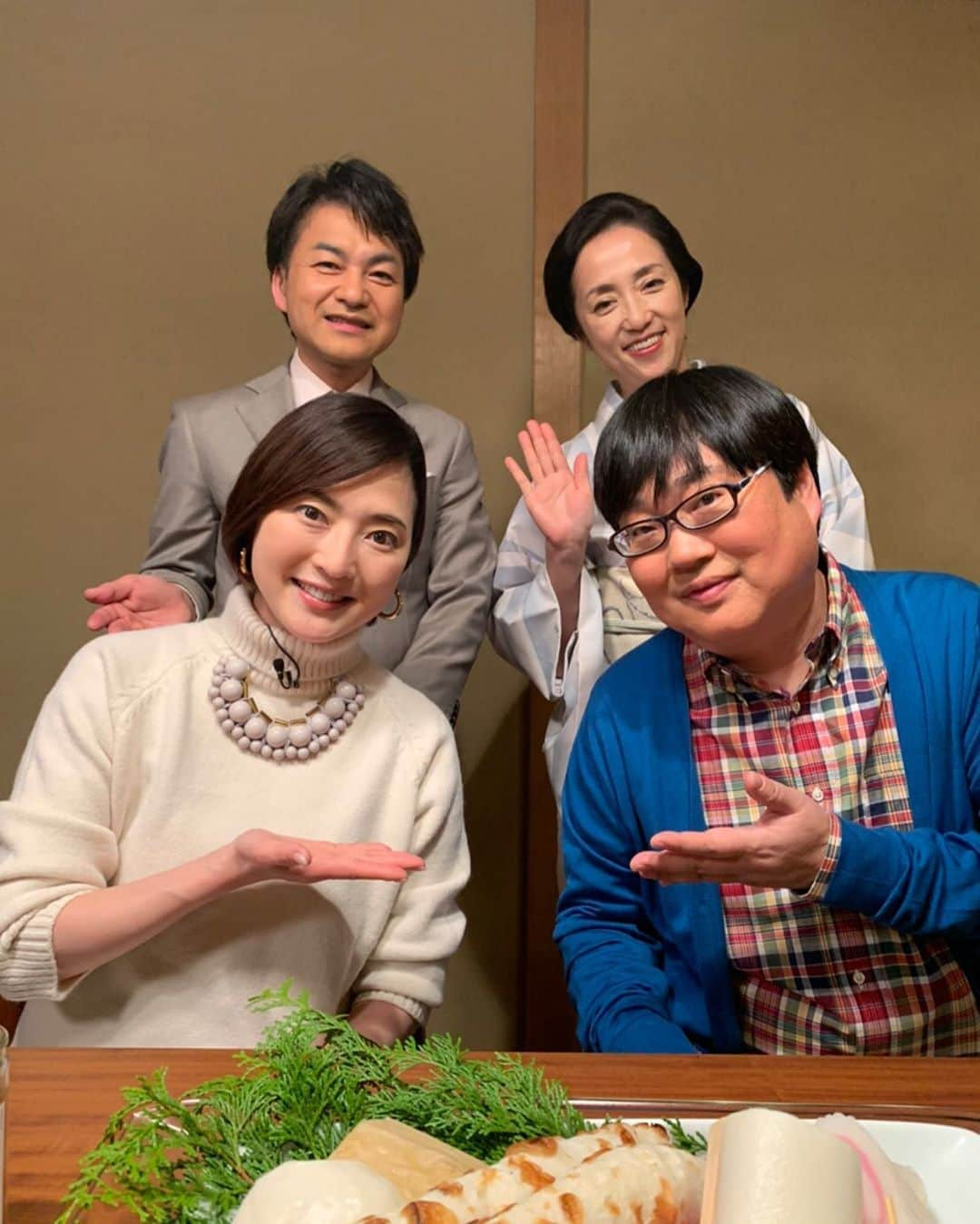 八木沼純子さんのインスタグラム写真 - (八木沼純子Instagram)「NHK BS4K「あてなよる」出演でした。 遅ればせながら。。。 料理研究家の大原千鶴さんが作るお料理に ソムリエ若林英司さんが選ぶお酒の数々。 意外な組み合わせに見えて、うん、これだ！と 思える素敵な合わせ方。 この日は、練りものがお題だったのですが、 素敵なツマミとお酒に。。呑みすぎました😅 (お料理も本当はもっと食べたかった！喋らなければいけなくてちょっと 遠慮してしまった。) そして、お家でも頑張れそうなレシピもあったり。 どれもこれも美味しかったです😻❤️ 番組では、六角精児さんとご一緒させていただきました。 六角さんとは一度ボートレースのお仕事でご一緒 させていただき、今回2回目。 お酒を呑みながら、色々お話を聞かせていただき とても楽しかったです🤩 遅ればせなら、有難うございました！ ・ ・ #あてなよる  #収録は1月でした #六角精児 さん #大原千鶴 さん #若林英司 さん #あてなよる出演は2回目 #呼んでくださり有難うございました #楽しくて美味しい時間  #酒呑みにはたまらない #番組 #bs4k  #4kの画像が綺麗すぎる #お化粧が大変です #ヘアメイクさんのマジック #美味しかった #衣装は #stylist #kurakuen」3月9日 15時20分 - junko_yaginuma