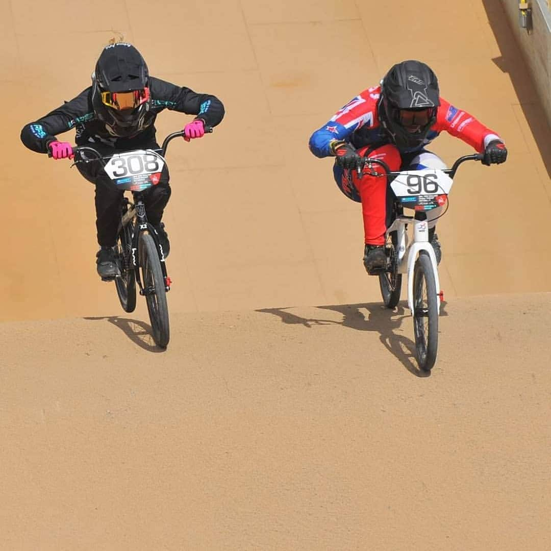 サラ・ウォーカーのインスタグラム：「Side by side racing all day with @rebeccapetch! Finished the three races with a last and two wins to end up second overall! Congrats Rebecca for the National Title & healing vibes to @colemconie for the hard hit! #nationalchamps」