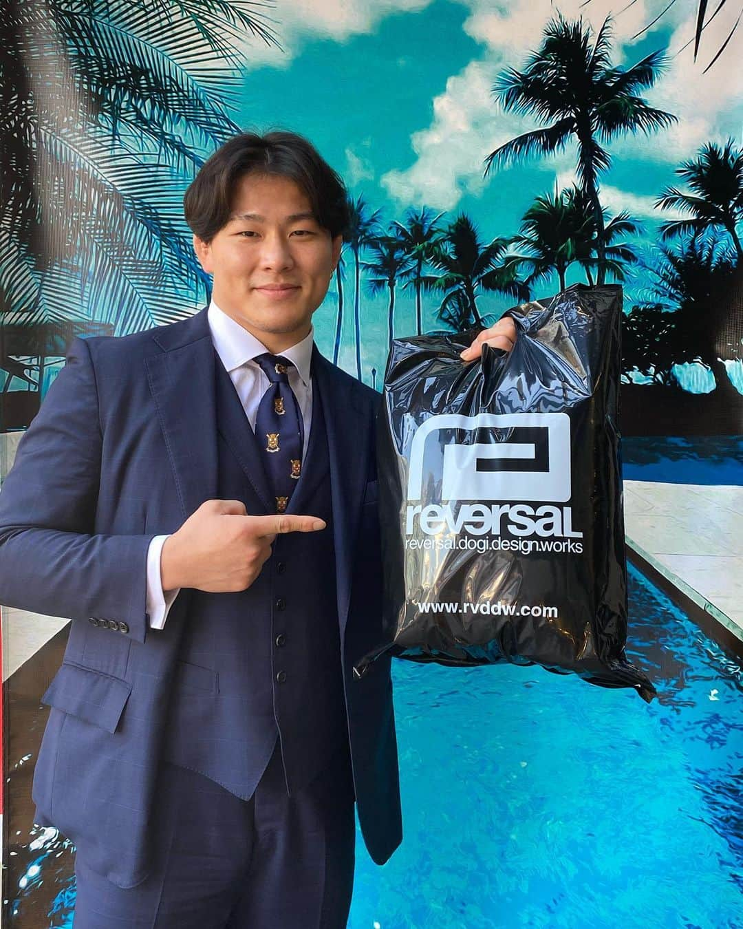 向翔一郎のインスタグラム：「今日はreversal原宿店さんにお邪魔しました！  めちゃくちゃカッコいいトレ着や普段着までいっぱいいただきました！ 春の新作などもこれから出てくるみたいなのでみんなも着てみて😘  #reversal」