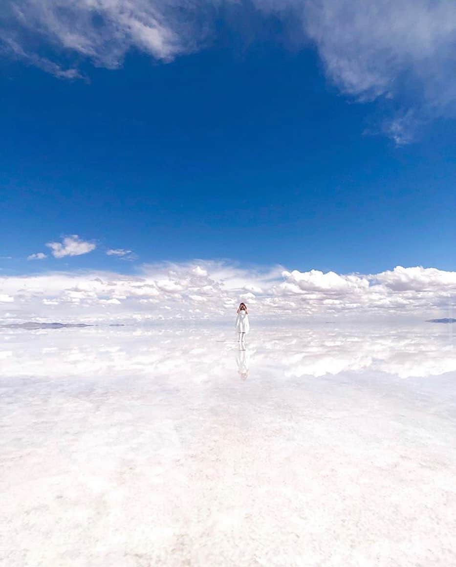 Stayway女子さんのインスタグラム写真 - (Stayway女子Instagram)「"【📍ボリビア・ウユニ塩湖】 . . 【📷 by @yurienu】 . . —————————————————— 青い空に どこまでも続くような白い大地は 天国へと続く道のようですね —————————————————— 素敵な女子旅をされている方をご紹介させていただきます！✨ 写真は全てご本人に【掲載許諾】を頂いています #Stayway女子旅 というハッシュタグをつけて是非投稿してください♪ Instagram・Twitter・Stayway mediaにてご紹介させていただきます！ ——————————————————— 【Staywayとは？】 Staywayはホテルやゲストハウスなどの宿泊施設はもちろん、世界中のコテージ・ヴィラ・一軒まるごとレンタルに古民家なども検索できるサイト 価格・ロケーションなど幅広いニーズに答え、利用者にあった宿泊先を素早く見つけることが可能👍✨ 素敵な旅には素敵な宿泊施設を🌃 Staywayで探してみませんか？✈️ ——————————————————— #Stayway女子旅 #Stayway_ ボリビア #ウユニ塩湖 #bolivia #uyunilake #travel #trip #instatravel #旅 #旅行 #travelgram#mytravelgram #instatravel #instagenic#photogenic #ダレカニミセタイケシキ #写真好きな人と繋がりたい #カメラ好きな人と繋がりたい #フォトジェニックnia"」3月9日 15時36分 - stayway_girls