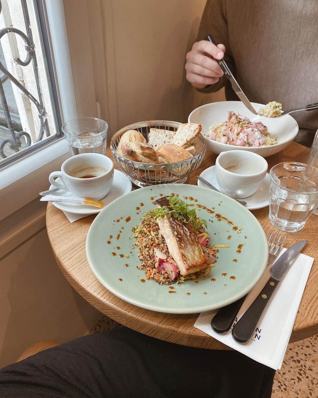 松本ゆいさんのインスタグラム写真 - (松本ゆいInstagram)「パリではサーモンよく食べた😋 キヌアと野菜を使ったサラダの上に グリルしたサーモンが乗ってるシンプルな料理で美味しかった😳 主人の食べてたハムのパスタのハムが美味しすぎた🤤笑 #cafe#maisonplisson#lunch#paris#まつゆいの旅#旅行」3月9日 15時45分 - yui_m106