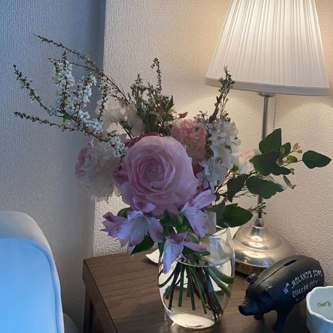 筧美和子さんのインスタグラム写真 - (筧美和子Instagram)「誕生日にいただいた素敵なお花。 お花があると嬉しいね。たくさん見てしまう🌸 春がきた感じ、気持ちいいなあ。」3月9日 15時51分 - miwakokakei