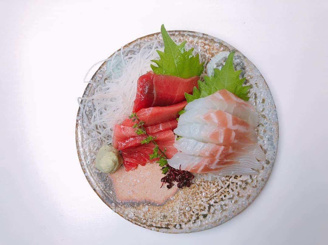 二宮歩美さんのインスタグラム写真 - (二宮歩美Instagram)「『My favorite the Japanese plate❤️』 It is this plate when I found this one my heart was catched in a moment💕  How beautiful🌟 I want to put on the plate with fish and Japanese sweet🍡  I'm sure it will fit💕 Imagimation expands⭐︎ --------- 『お気に入りの和食器💕』 この器を初めて見た時、一瞬で心を奪われちゃいまして😻  なんて美しい🌟 お刺身や和菓子なんかを乗せたいなぁ🥺  きっと合うだろうなぁ🌟 想像が膨らむ💕  #二宮歩美 #料理研究家 #和食器 #器の衣替え #小割哲也」3月9日 16時01分 - ninomiyaayumi