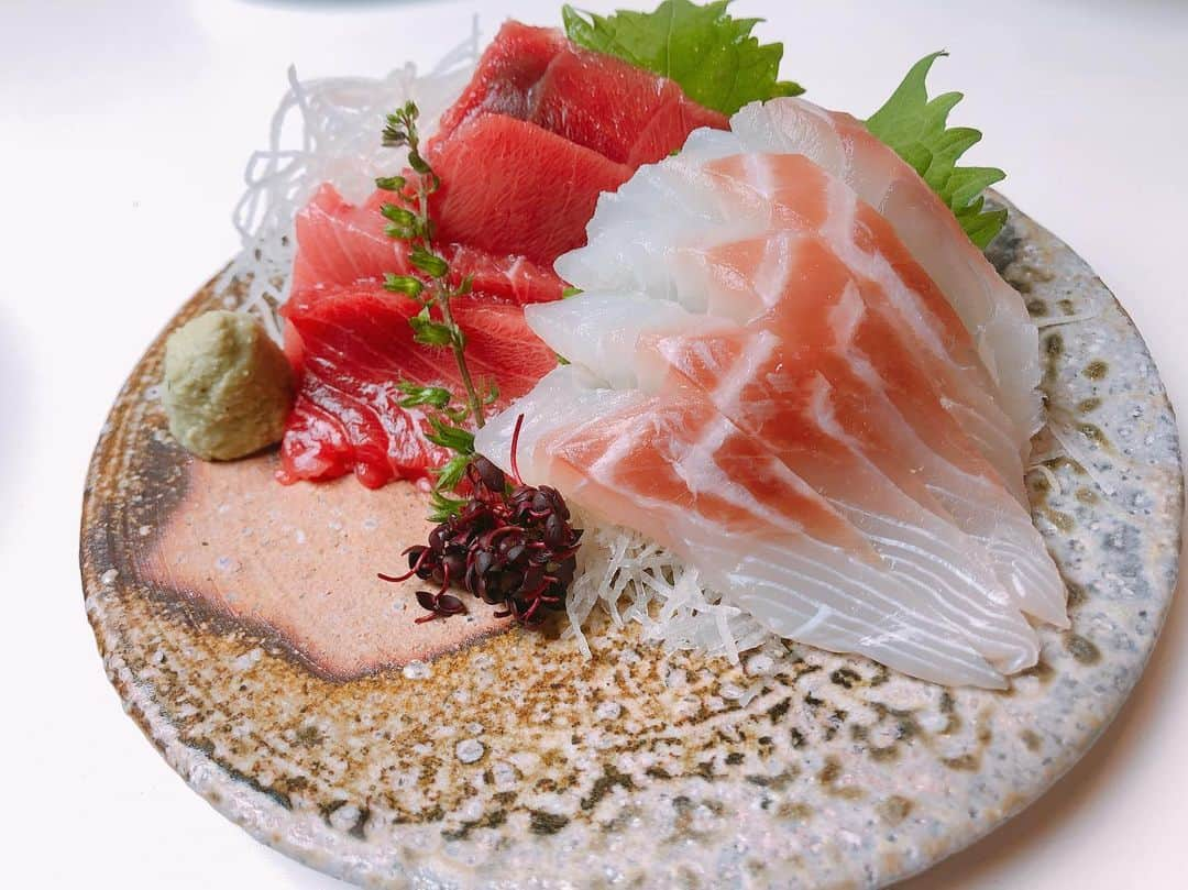 二宮歩美のインスタグラム：「『My favorite the Japanese plate❤️』 It is this plate when I found this one my heart was catched in a moment💕  How beautiful🌟 I want to put on the plate with fish and Japanese sweet🍡  I'm sure it will fit💕 Imagimation expands⭐︎ --------- 『お気に入りの和食器💕』 この器を初めて見た時、一瞬で心を奪われちゃいまして😻  なんて美しい🌟 お刺身や和菓子なんかを乗せたいなぁ🥺  きっと合うだろうなぁ🌟 想像が膨らむ💕  #二宮歩美 #料理研究家 #和食器 #器の衣替え #小割哲也」