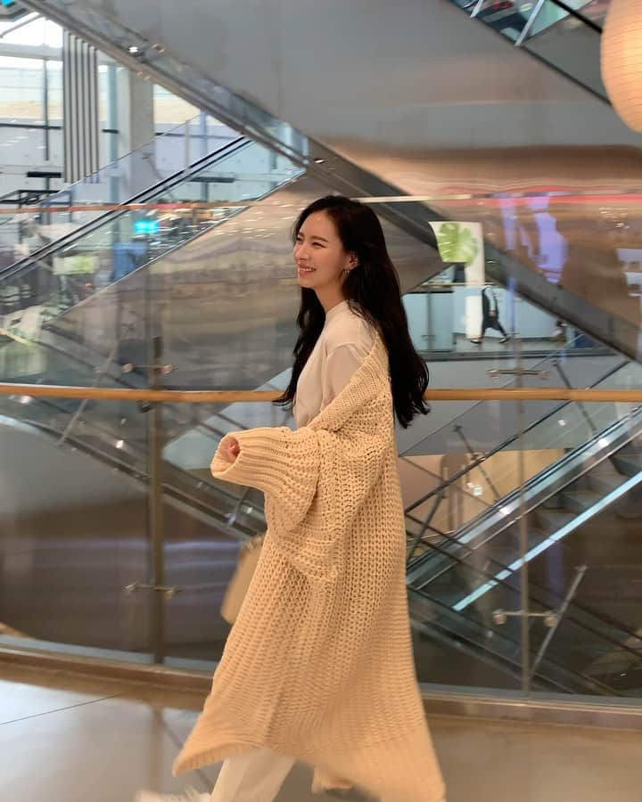 Chuuのインスタグラム：「날씨가 제법 풀렸어요✨✨ 지금 입기 딱 좋은 롱가디건!! 빨리 업뎃할께요!! 너무 예뻐서 현기증나요😘😘 #chuuseoul」