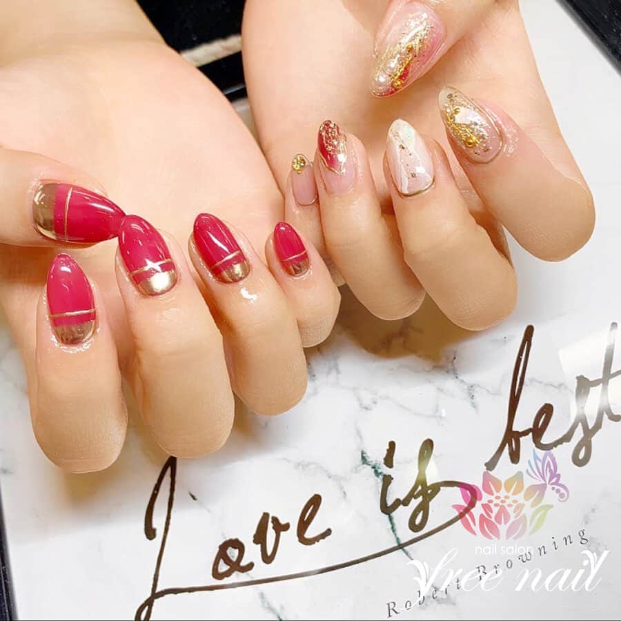 free nail フリーネイルのインスタグラム：「. お客様ネイル💅🏻🍀 . アシンメトリーネイル🎭 . 綺麗なカシスカラー🌝🍒🍓🍇 . スワイプして動画も見てね⇨☝︎🎬✨ . ご来店ありがとうございました🙇🏻‍♀️🙇🏻‍♀️🙇🏻‍♀️💗 . #ネイルアート #ジェルネイル #ネイルサロン #大阪ネイルサロン #ネイルデザイン #ネイルチェンジ #アシンメトリーネイル #アシメネイル #ニュアンスネイル #ミラーネイル #カシスカラーネイル #クリアネイル #デザインネイル #トレンドネイル #シンプルネイル #大人ネイル #春ネイル #springnails #nailsart #nailsdid #美甲 #日式美甲 #日式美甲胶 #日本美甲师 #日本美甲老师 #美甲上课 #日本胶 #フリーネイル #freenail」