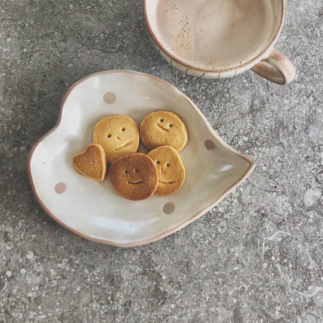 田中涼子のインスタグラム：「子どもって毎日、そーんな事が言えるの✨﻿ っていうようなひとこと残してくれるけど﻿ すぐメモしとかないとほーんとスグ忘れちゃう!﻿ ﻿ 今日は公園で﻿ ﻿ ﻿ 帰ったらクッキーつくりたいー！と言われて﻿ はーいと言ったら﻿ ﻿ あ、でもむりだったらいいからね と言われて﻿笑っちゃった。﻿ ﻿ ﻿ #クッキー#子どものおやつ#つまようじで#お顔クッキー#おやつタイム☕️ #今日のひとこと」
