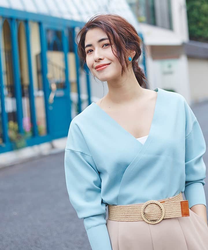 山崎愛香のインスタグラム：「. @qualite_official 色々☺️❤️ #fashion #coodinate #spring #ママコーデ #オフィスカジュアル #pvcバッグ #ダッドスニーカー」