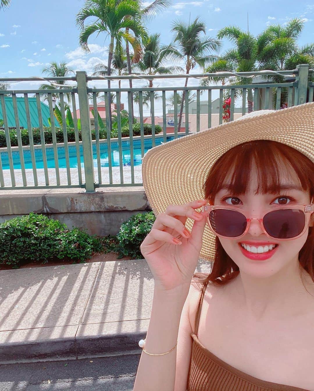 飯窪春菜のインスタグラム：「⛲️🌺⛲️ ・ ・ まだまだありますハワイ2日目の写真〜！ ハワイは海がすぐ近くにあるのにプールもたくさん！ そんな中でくつろいでいたりハイビスカスに夢中だったりな写真たち📸 ・ ・ ・ #hawaii  #travel  #はるなの毎日  #飯窪ってる」