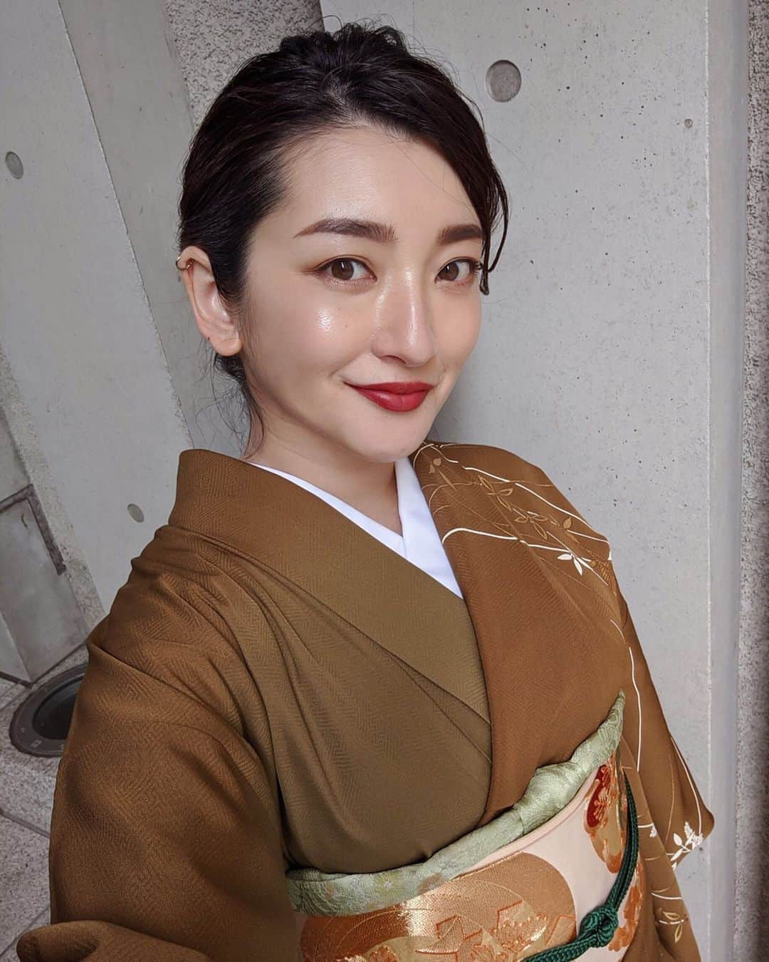 高園あずささんのインスタグラム写真 - (高園あずさInstagram)「お着物の時の🌕  #ヘアアレンジ はお馴染み @allyssuke1216  メイクは雰囲気が沈まないように、いつもより赤みの強いリップを。目元は引き算でオレンジ味のブラウンを軽くほんのり。  #お宮参り #kimono #着物 #水天宮 #ヘアメイク #hair #make #momlife #赤ちゃんのいる生活」3月9日 16時19分 - azusa_takazono