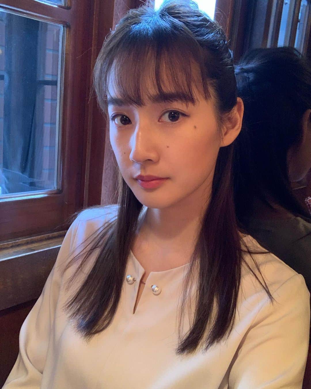 高嶋香帆のインスタグラム：「ここ数日のお仕事で、普段はあまり縁のない、かっちり目の洋服を着て撮影しております☺️ . 写真、無表情🤣怒ってないよ！ . 初めての現場なのですが、日々刺激に溢れており撮影が楽しいです✨ . お知らせをお楽しみに〜☺️」