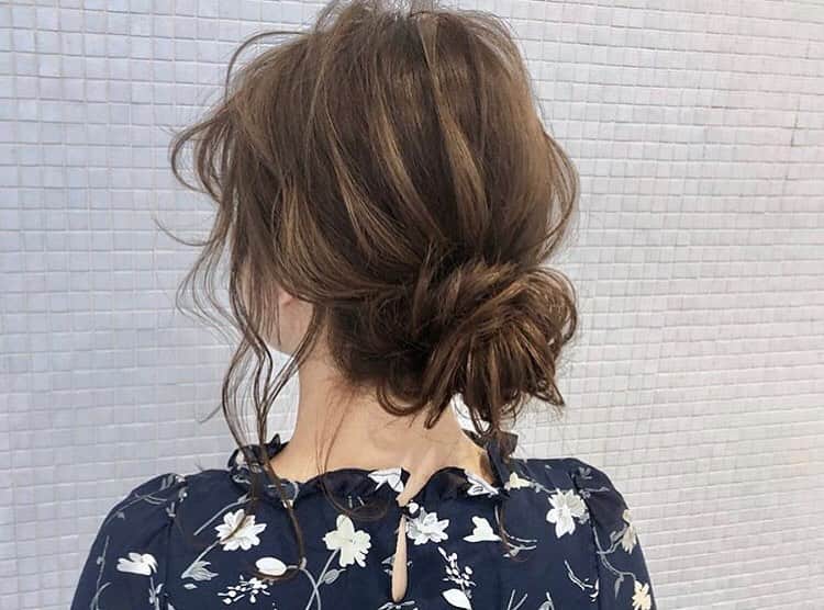 Locariのインスタグラム：「【出会いの季節に♡万人ウケが叶う「好印象ヘアアレンジ」８選】 Photo by @kawamura_takashi_cam さん ぜひ記事をチェックしてみてください♡ . . . #ヘア#ヘアアレンジ #髪型#簡単ヘアアレンジ」