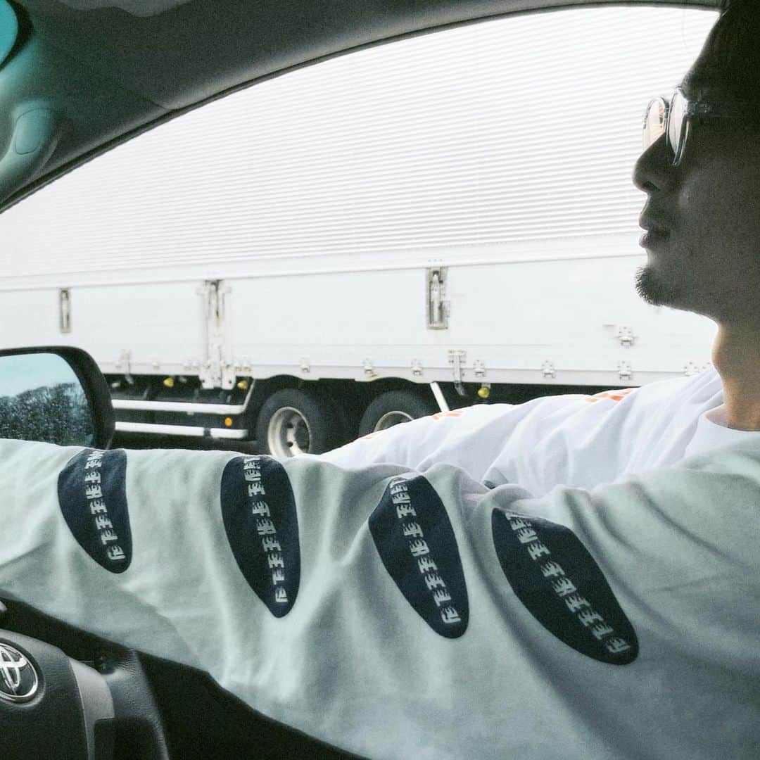 土屋光太朗のインスタグラム：「昨日は山梨へ🚗 この時期の温泉はホント最高ね。 . ぷらっと小旅行には@skycarshare_tokyo がいいよ！ 良いポイント挙げてみました↓ . ■スカイカーシェアは高級車が24時間¥6,800〜利用可能。 ■レンタカーなのに 「わ」ナンバーじゃない。 ■月額制プランもあって1ヶ月5万円〜から高級車に乗れる。 . 暖かくなってきて出かける機会増えると思うから皆んなも利用してみて👌🏽 #skycarshare #PR」